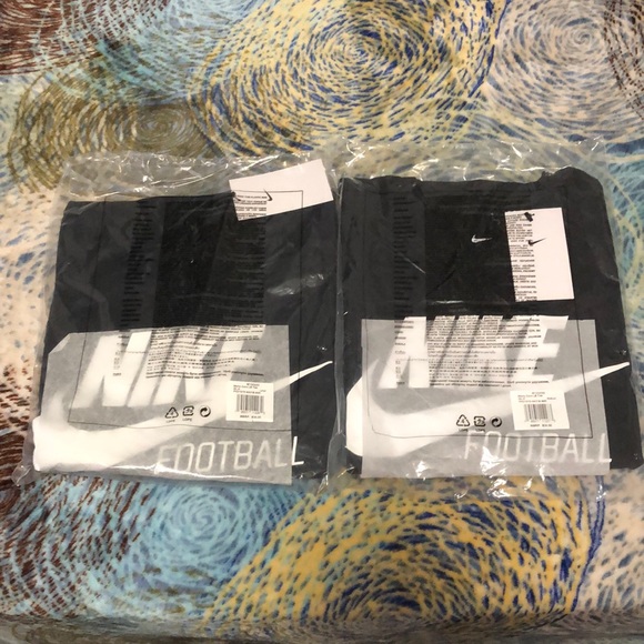 NIKE 💯 COTTON LONG SLEEVE NIKE FOOTBALL BLACK AND WHITE SHIRT - Picture 2 of 4